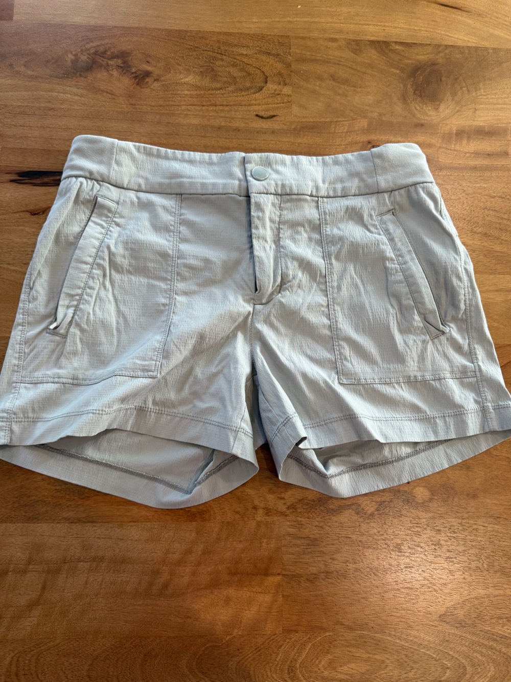 Athleta Women's Light Gray Technical Fabric Athletic Shorts Size Medium (6 or 8)